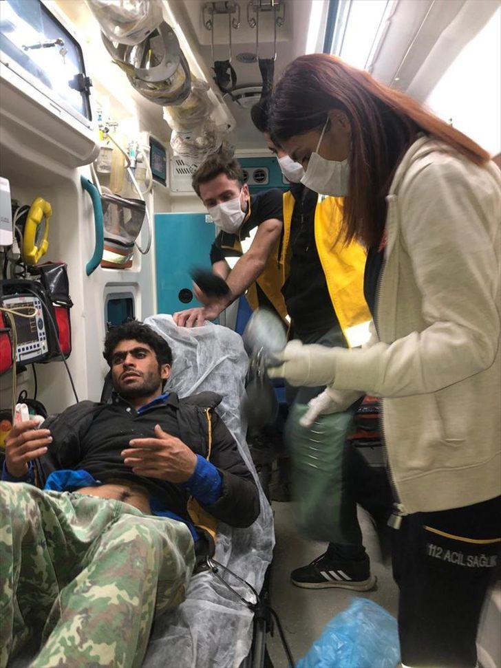 Van'da yaralı halde kayalıklarda mahsur kalan düzensiz göçmeni ekipler kurtardı G2