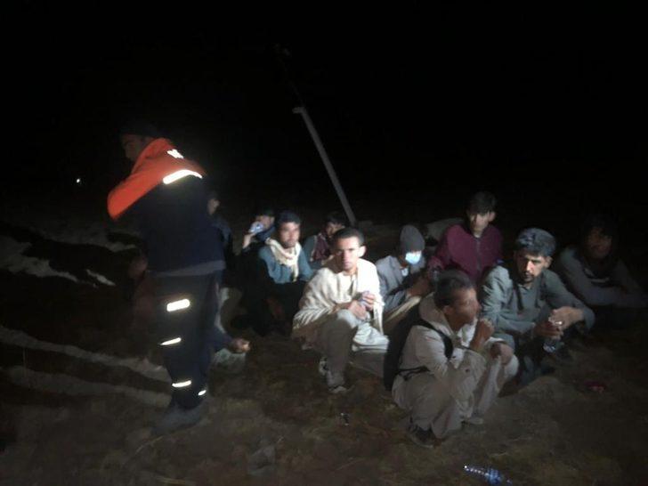 Van'da yaralı halde kayalıklarda mahsur kalan düzensiz göçmeni ekipler kurtardı G3