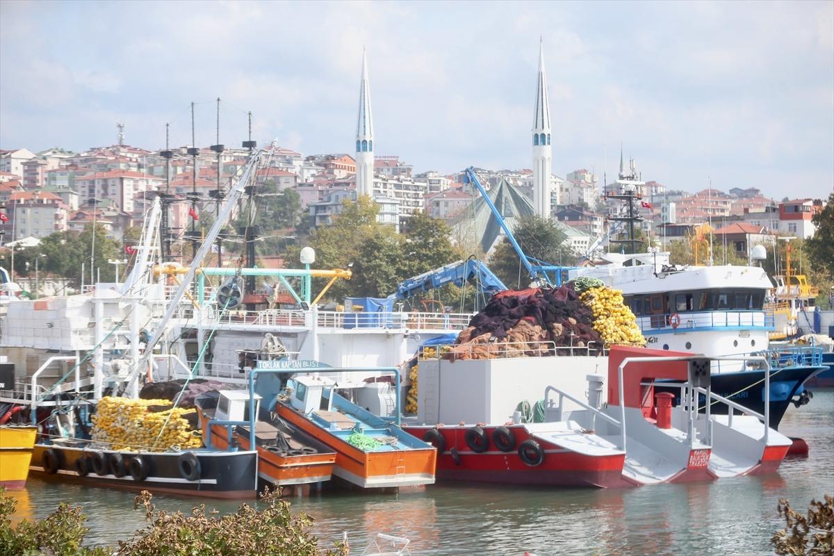 D&uuml;zce'de balık&ccedil;ılar limana binlerce palamutla d&ouml;nd&uuml;