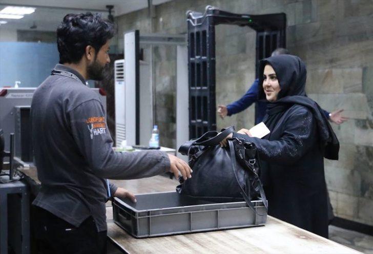 Taliban'ın kontrolündeki Kabil havalimanında kadın personel işlerine döndü G1