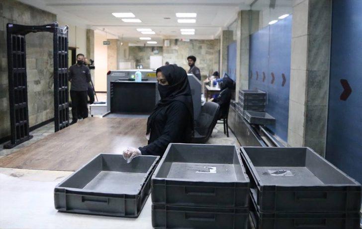 Taliban'ın kontrolündeki Kabil havalimanında kadın personel işlerine döndü G2