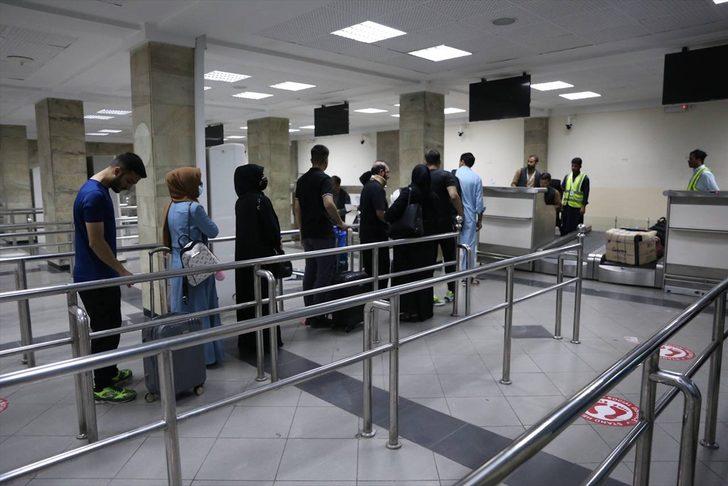 Taliban'ın kontrolündeki Kabil havalimanında kadın personel işlerine döndü G3