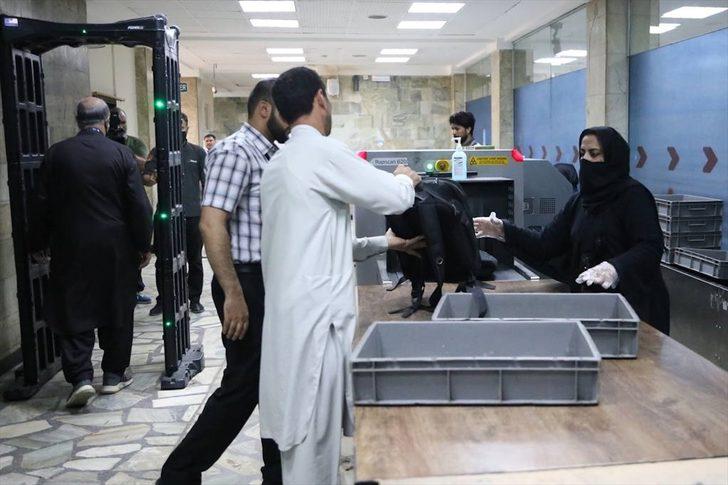 Taliban'ın kontrolündeki Kabil havalimanında kadın personel işlerine döndü G4