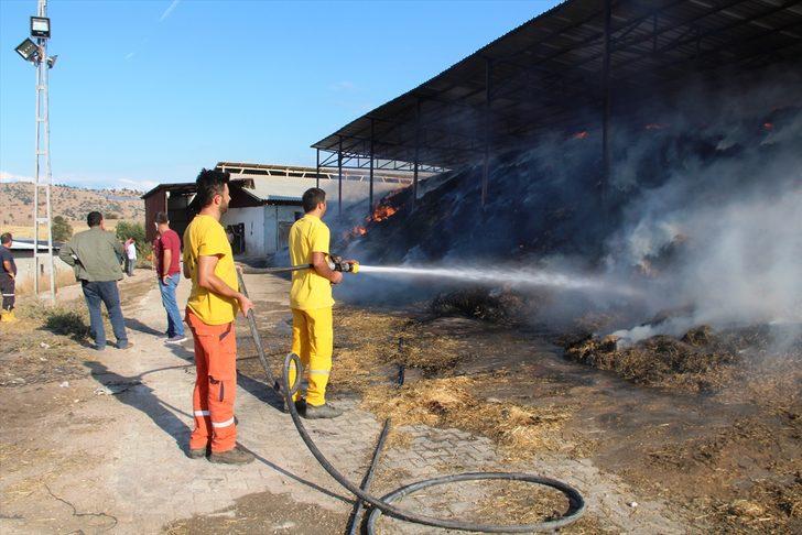 Amasya'da besi çiftliğinde çıkan yangına müdahale ediliyor G2