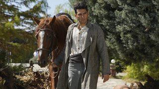 Aziz dizisinden ilk fotoğraflar başrol oyuncusu Murat Yıldırım'dan geldi