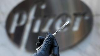 Japonya'da Pfizer üretimi koronavirüs aşısı şişeciklerinde yabancı madde saptandı