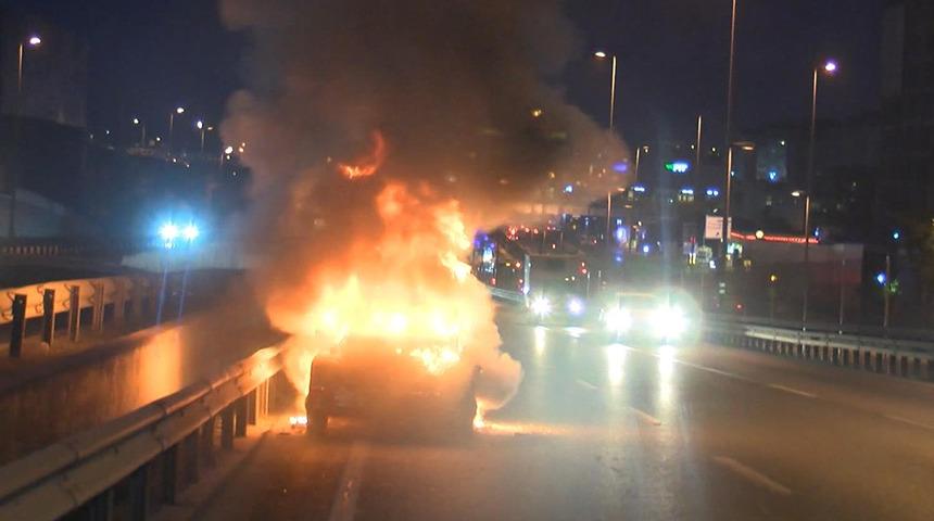 Başka sürücünün uyarısı hayatını kurtardı! Otomobil alevler içinde kaldı
