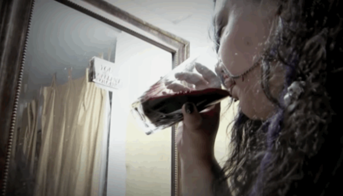 Kan içmeye bağımlı olan Michelle ilginç alışkanlıklarını anlattı! “Her gün kan içiyorum”