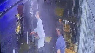 Dehşete düşüren anlar! Kalbinden bıçaklandı, can havliyle böyle koştu