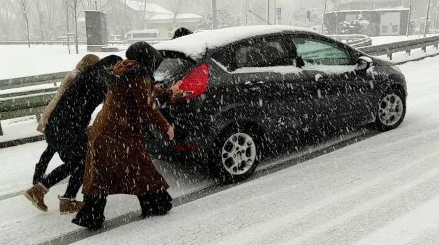 Çok sayıda araç yollarda kaldı