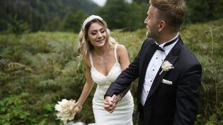 Şaşkına çeviren anlar! Fotoğraf çekiminde gelin ve damadı köpek kovaladı