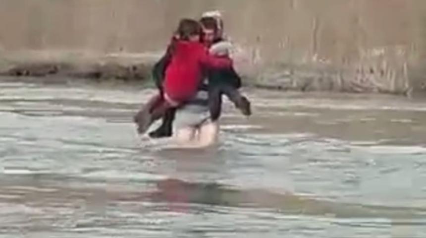 Kızlarının eğitimi i&ccedil;in &ouml;l&uuml;m&uuml; g&ouml;ze aldı! Babalarını ağlayarak izliyorlar: Senin hakkını nasıl &ouml;deriz?