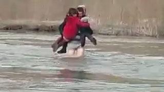 Kızlarının eğitimi için ölümü göze aldı! Babalarını ağlayarak izliyorlar: Senin hakkını nasıl öderiz?