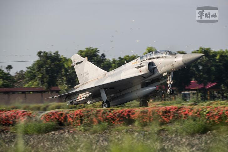 Çin, 'kutsal toprak' olarak kabul ediyor! Tayvan'da savaş uçakları otoyola indi G2