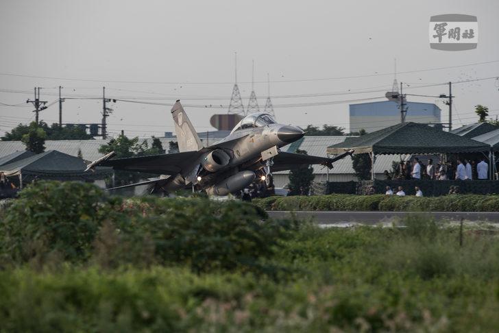 Çin, 'kutsal toprak' olarak kabul ediyor! Tayvan'da savaş uçakları otoyola indi G3