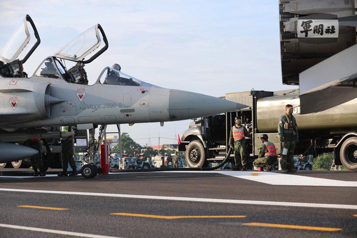 Çin, 'kutsal toprak' olarak kabul ediyor! Tayvan'da savaş uçakları otoyola indi G4