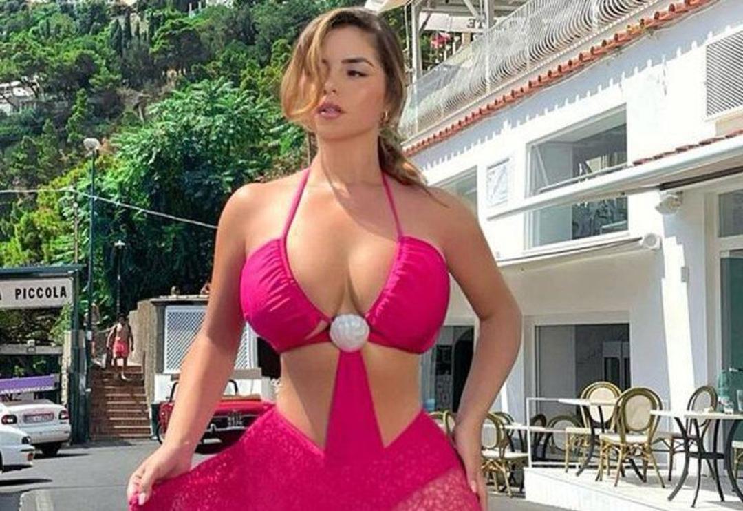 Demi Rose İtalya tatilinde! G&ouml;ğ&uuml;s dekolteli tulumu şaşkına &ccedil;evirdi