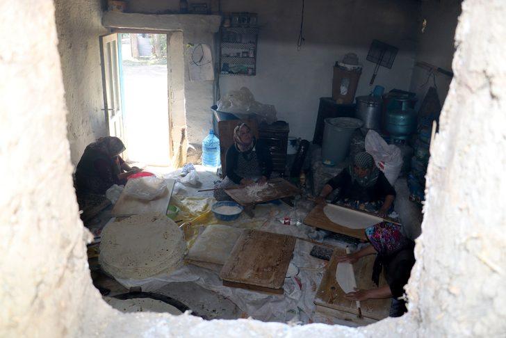 Sivas'ın yufka ekmeği görenleri şaşkına çeviriyor! Bu ekmek 1 yıl boyunca bayatlamıyor G5