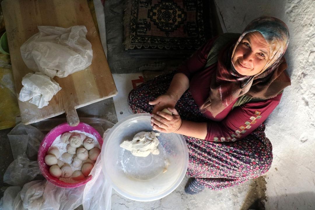 Sivas'ın yufka ekmeği g&ouml;renleri şaşkına &ccedil;eviriyor! Bu ekmek 1 yıl boyunca bayatlamıyor