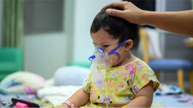 RSV nedeniyle hastaneye başvuran çocukların bir kısmı oksijen desteği almak zorunda kalabiliyor.
