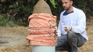 Kül ve hayvan gübresiyle sıvıyorlar! Dededen kalma yöntemle...