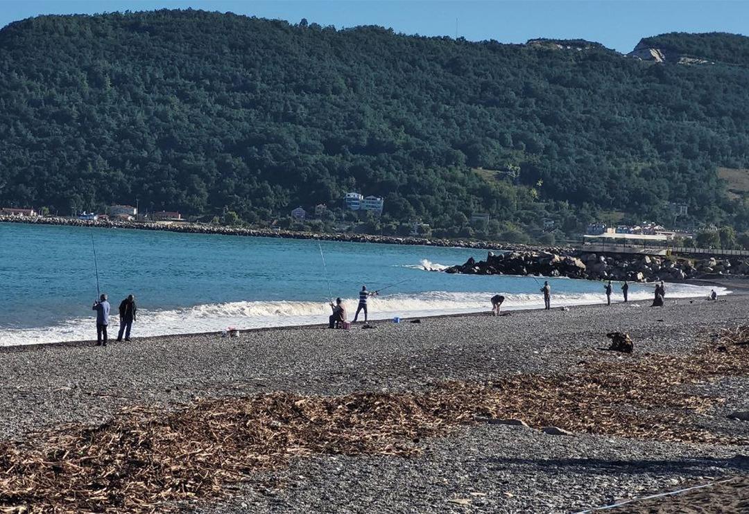 Poyraz y&uuml;zleri g&uuml;ld&uuml;rd&uuml;! Oltayı atan kova kova balık tutuyor