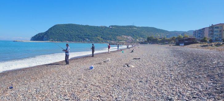 Poyraz yüzleri güldürdü! Oltayı atan kova kova balık tutuyor G3