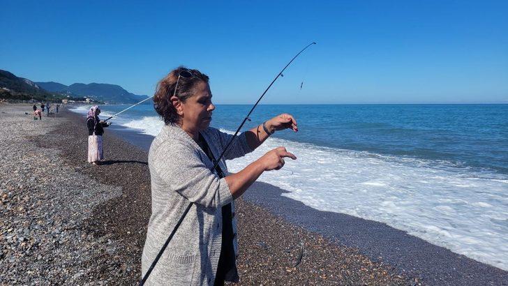 Poyraz yüzleri güldürdü! Oltayı atan kova kova balık tutuyor G4