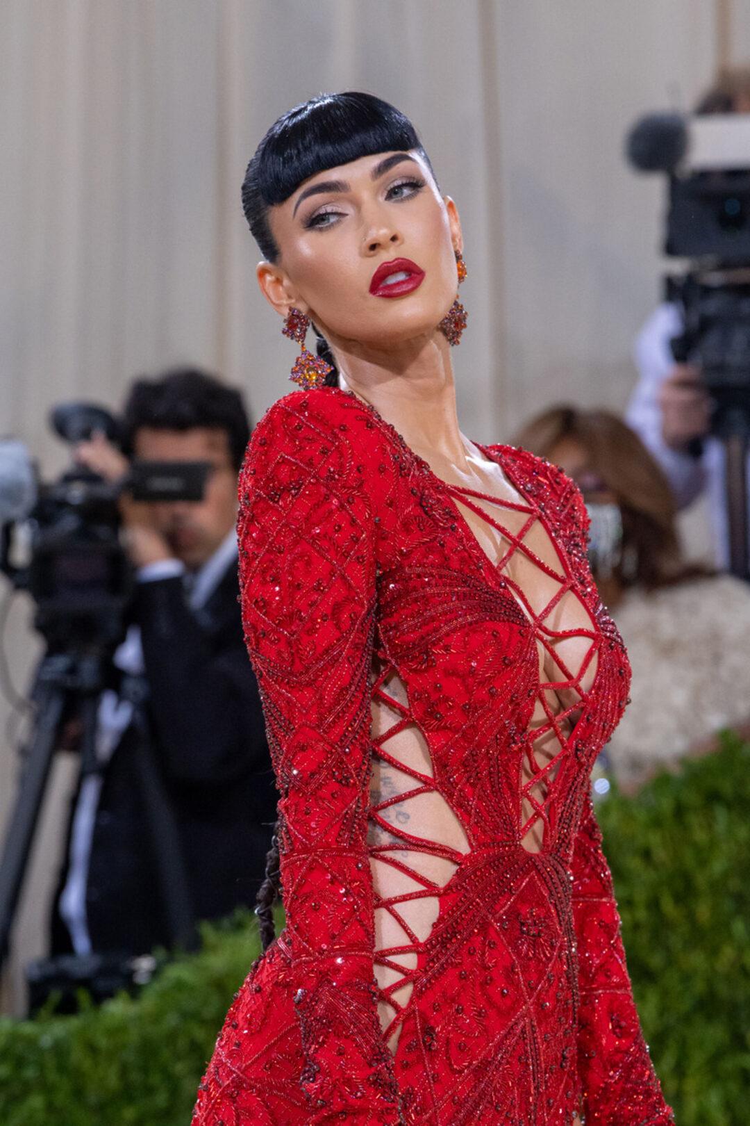 Megan Fox'tan elbise tepkisi: Tutucu fikirlerinizi görmezden geliyorum