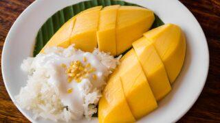 Tatlı mı, tuzlu mu? Kafaları karıştıran bir Tayland lezzeti: Mangolu yapışkan pirinç (Mango sticky rice)