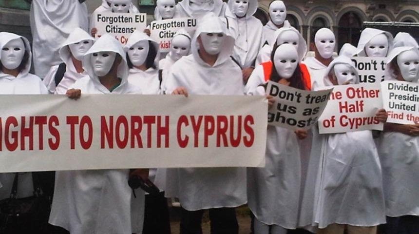 Kıbrıslı T&uuml;rkler Br&uuml;ksel'de g&ouml;steri yaptı 