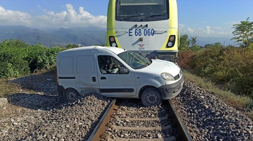 Hatay'da yük treni hafif ticari araca çarptı: 2 yaralı