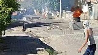 Diyarbakır'da gergin dakikalar! Sokaklar savaş alanına döndü