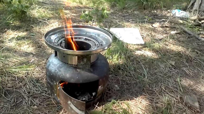 Esnaf tüpten soba yapıp ısınıyor 