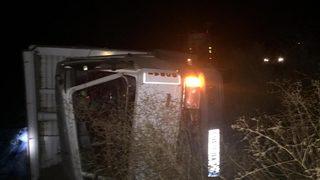 Balıkesir'de devrilen kamyondaki 2 kişi yaralandı