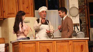 Usta oyuncu Şener Şen'den Bandırma'da meydan tiyatrosu! Binlerce kişiyle buluştu