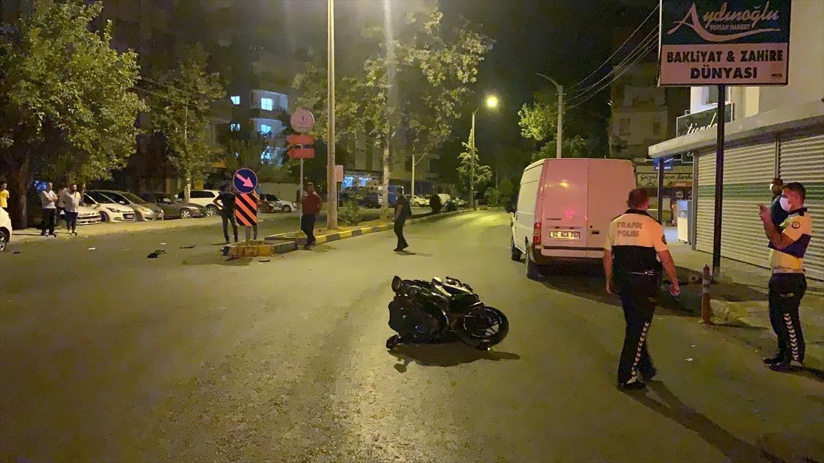 Adıyaman'da park halindeki otomobile &ccedil;arpan motosikletin s&uuml;r&uuml;c&uuml;s&uuml; ağır yaralandı