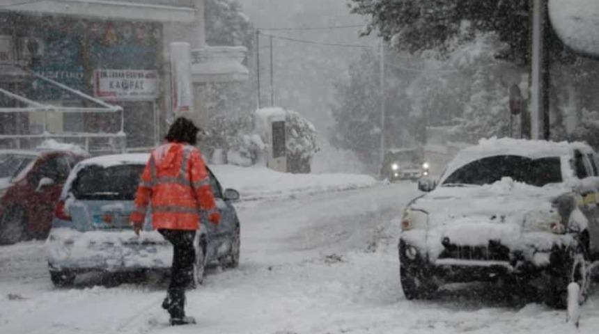 Yunanistan'da kar hayatı felç etti