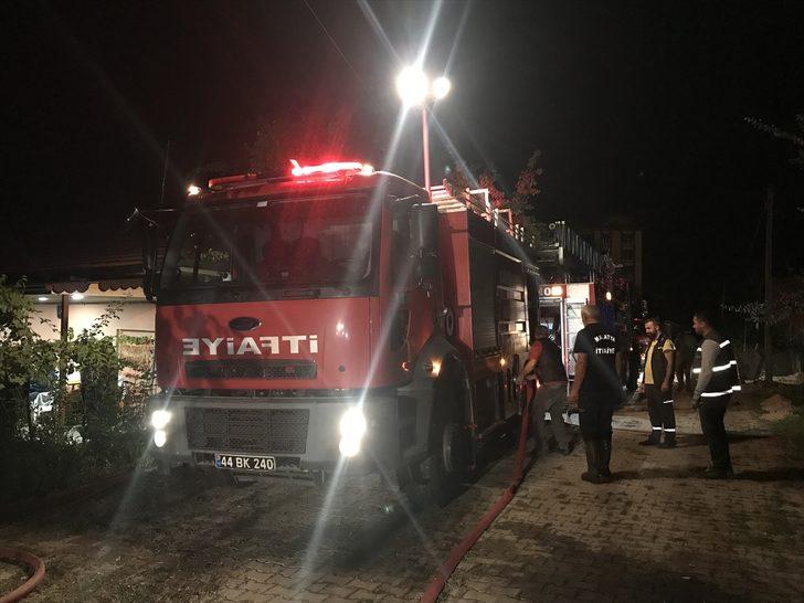 Malatya'da odun deposunda çıkan yangın söndürüldü G3