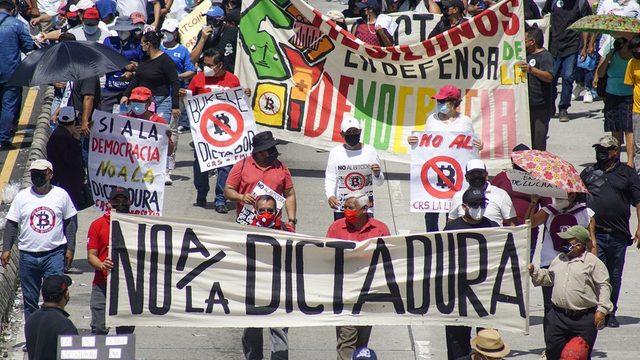 Protestocular Bukele'nin otoriter olduğunu söylüyor