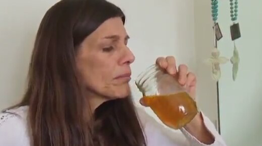 Baş ağrısı geçmediği için kendi idrarını içen Carrie Steele’nin yöntemi pes dedirtti