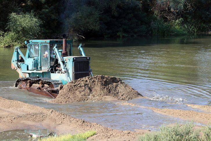 Taşkın riskini azaltmak için Tunca Nehri yatağında başlatılan kum temizliği sürüyor G2