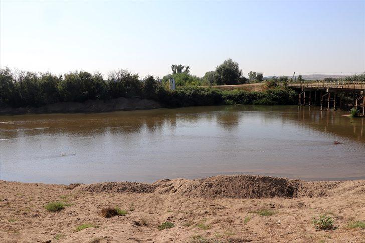 Taşkın riskini azaltmak için Tunca Nehri yatağında başlatılan kum temizliği sürüyor G3