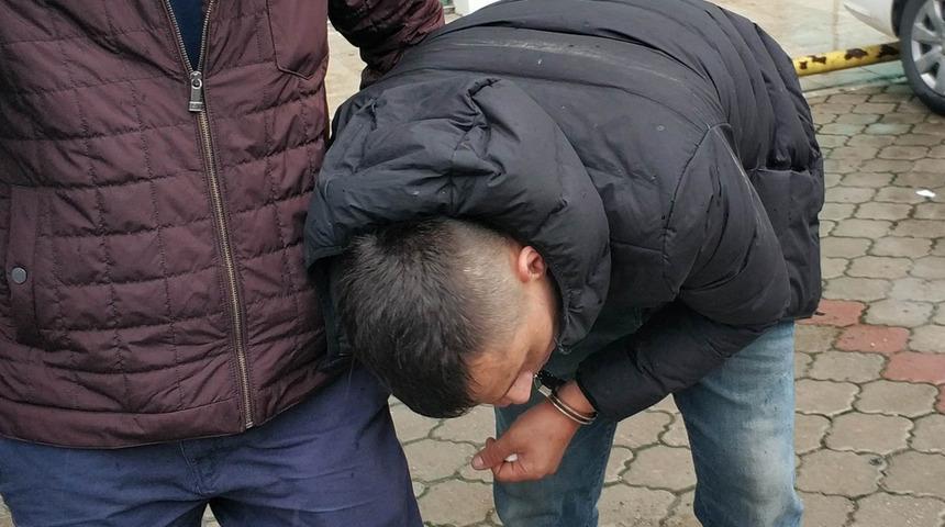 Kız arkadaşının evini taşladı, Atatürk'e hakaretten tutuklandı