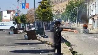 Diyarbakır'da gerginlik! Girişleri kapatıp ateşe verdiler