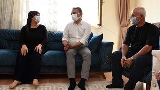 Hurdacının belediyenin levhasını almasını engelleyen kadına teşekkür ziyareti