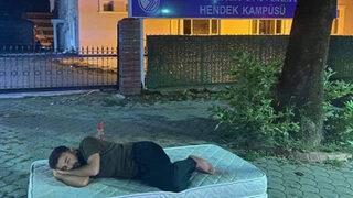Sakarya'da ev kiralarına tepki gösteren öğrencilerin fotoğrafı sosyal medyada gündem oldu