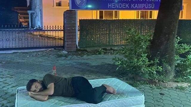 Sakarya'da ev kiralarına tepki gösteren öğrencilerin fotoğrafı sosyal medyada gündem oldu