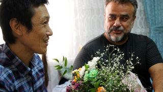 Bülent Serttaş, dişini fırçalarken bıçaklanan turisti ziyaret etti