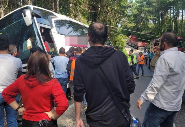 Otobüs uçurumun kenarında asılı kaldı! Şoförün dikkati faciayı önledi 1